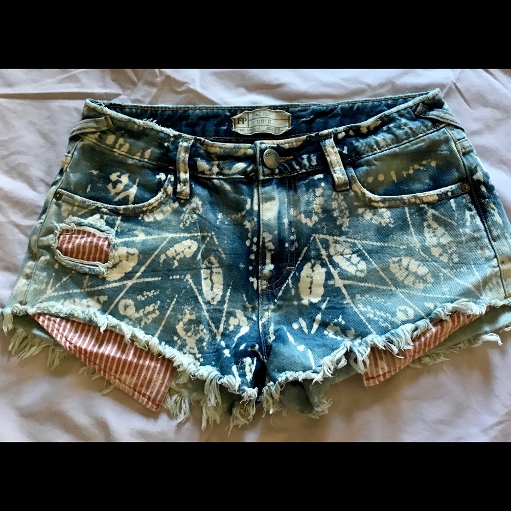 Free People Distressed Shorts w/ red pockets